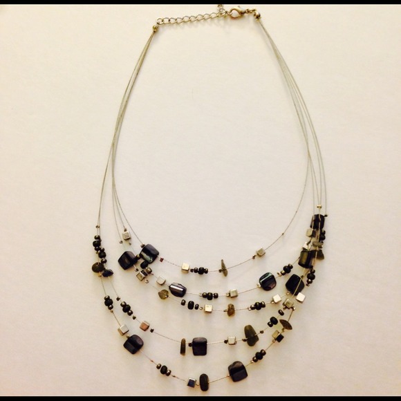 Illusion necklace with a black beads and chips