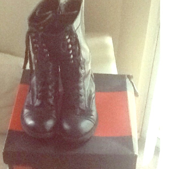 Guess black boots