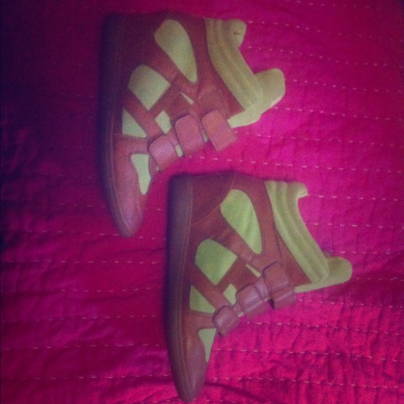 Amazing sneaker wedges 💛💚💛💚