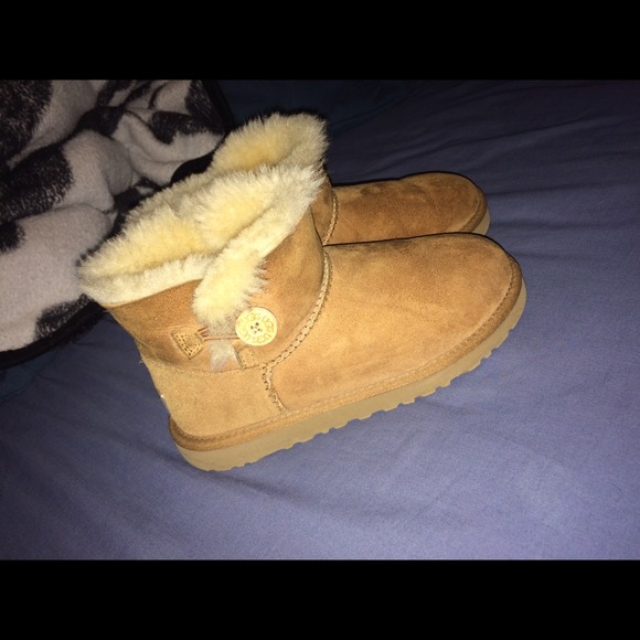 Ugg Bailey button chestnut mini sz 6