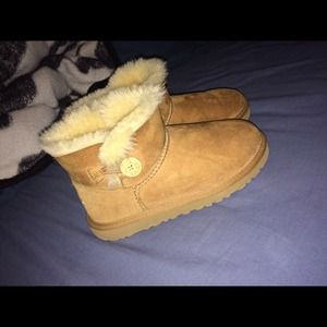 Ugg Bailey button chestnut mini sz 6