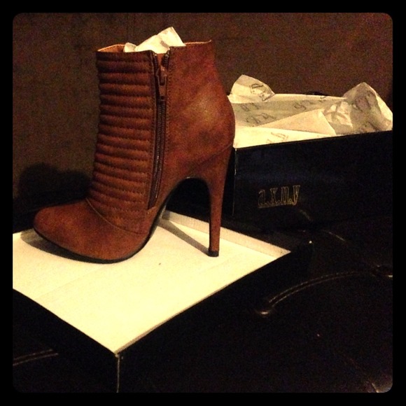 Brand New: med. brown leather booties