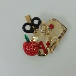 A beautiful brooch pendant
