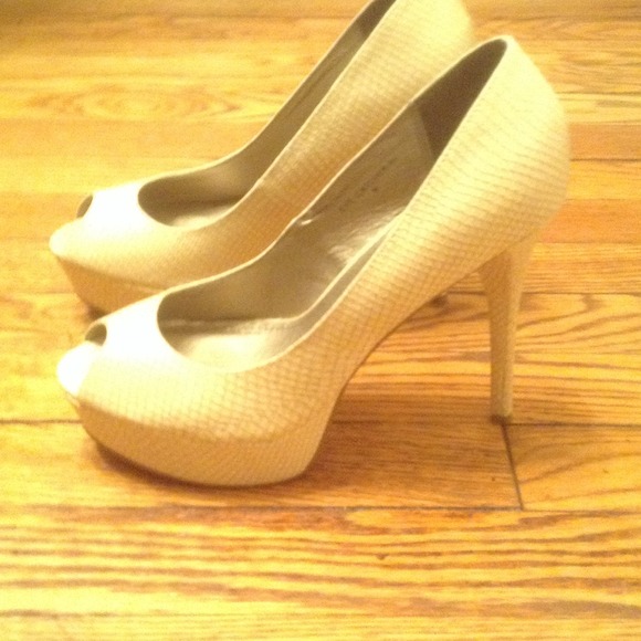 Eye catcher peep toe pumps