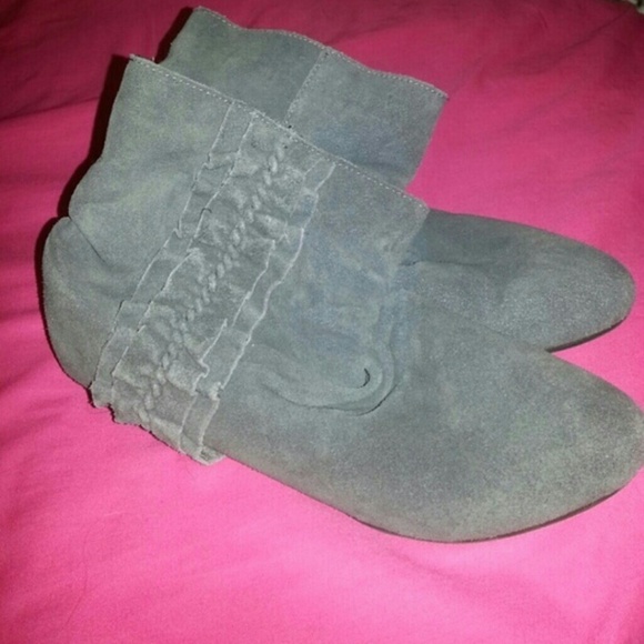 Cute gray booties!