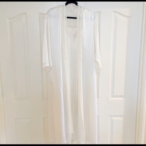 White Vintage Carole Hochman Robe & Nightie