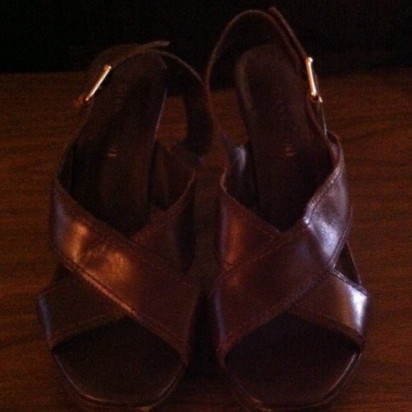 Chocolate colors leather strappy sandals! Size 8