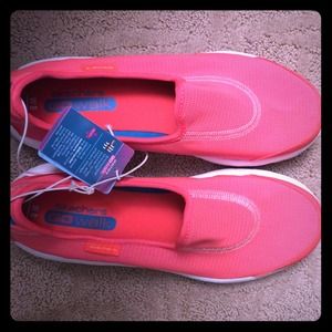 Skechers go walk size 8 women's shoes in coral NEW