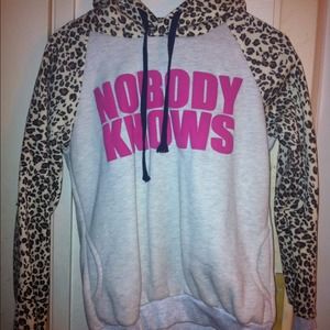 Super cute "NOBODY KNOWS" leopard hoodie !