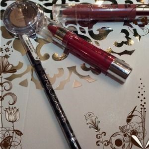 🎀Brand New Victoria's Secret Cosmetic bundles🎀