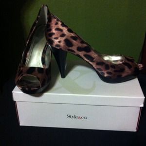 Style&co. Ladies Animal peep toe pump size 9.5M.
