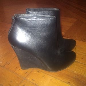 Report black leather ankle boot w/ suede wedge 6.5