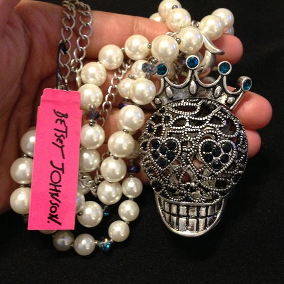 🎉SOLD🎉 Betsey Johnson Torsade Skull Necklace - Picture 2 of 4
