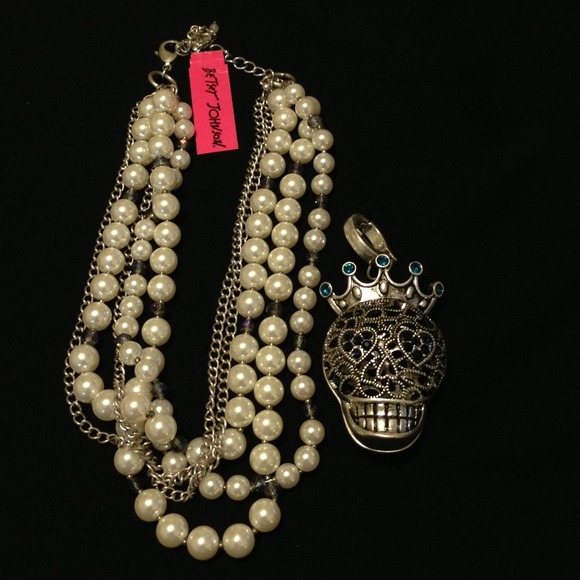 🎉SOLD🎉 Betsey Johnson Torsade Skull Necklace - Picture 3 of 4