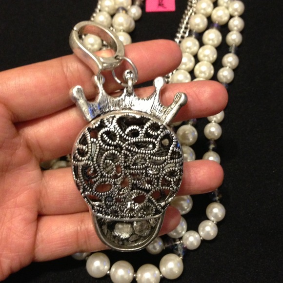 🎉SOLD🎉 Betsey Johnson Torsade Skull Necklace - Picture 4 of 4