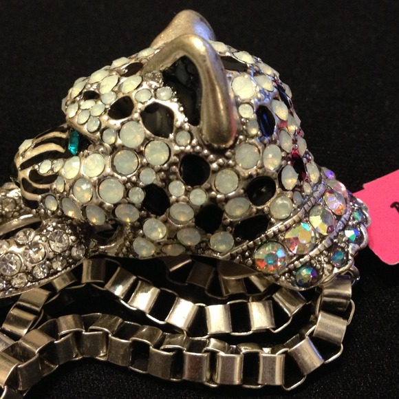 🎉SOLD🎉 Betsey Johnson Snow Leopard Bracelet - Picture 4 of 4