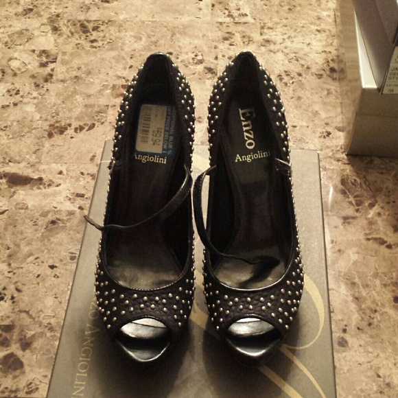 ***SOLD LOCALLY******Brand new black studded pump