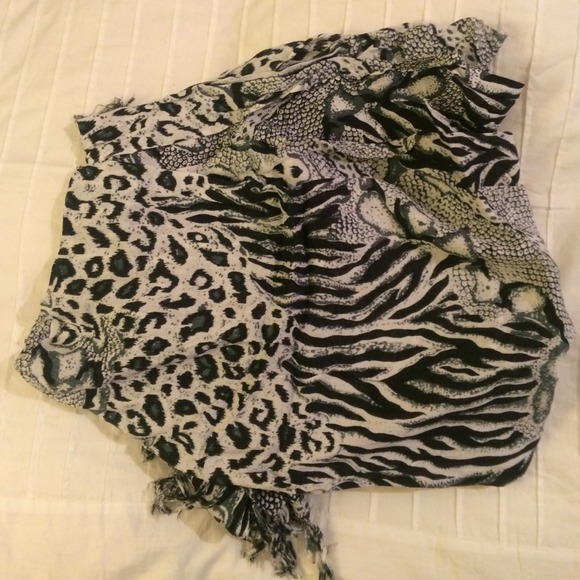 •••  Beautiful scarf. Like new condition.