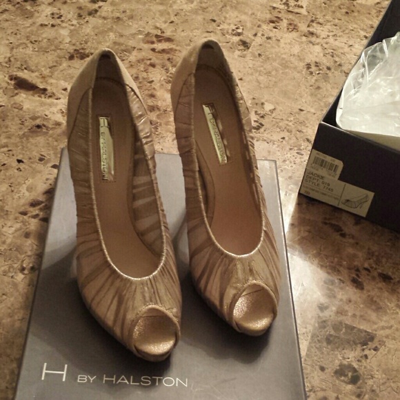 Blush peep toe pump size 7