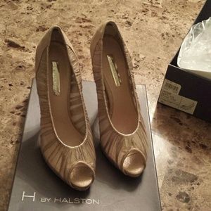 Blush peep toe pump size 7