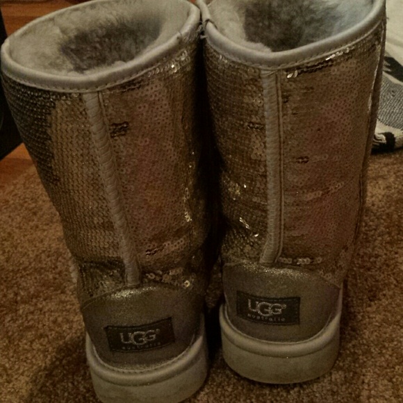 MINT CONDITION UGGS end of winter deal π - Picture 2 of 4