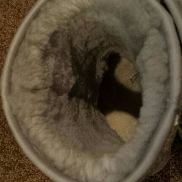 MINT CONDITION UGGS end of winter deal π - Picture 3 of 4