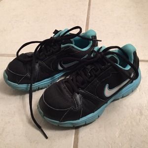 Girls Nike tennis shoes