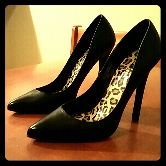 Colin Stuart black leather pointy toe stiletto