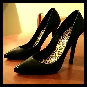 Colin Stuart black leather pointy toe stiletto