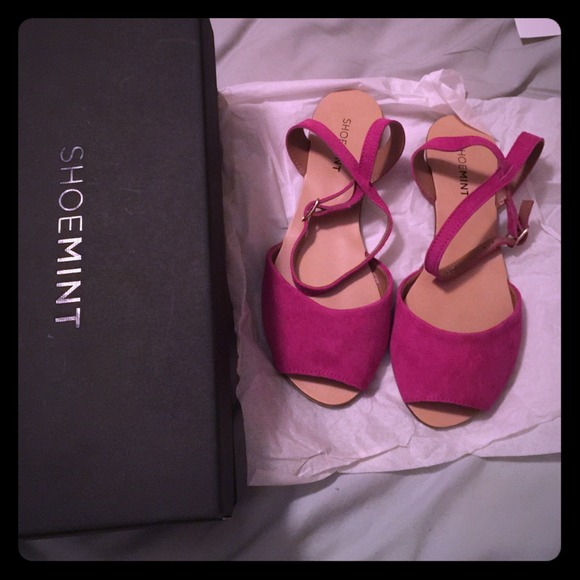 Lacey in Fuchsia,size 5 sandal.Sold out in stores.