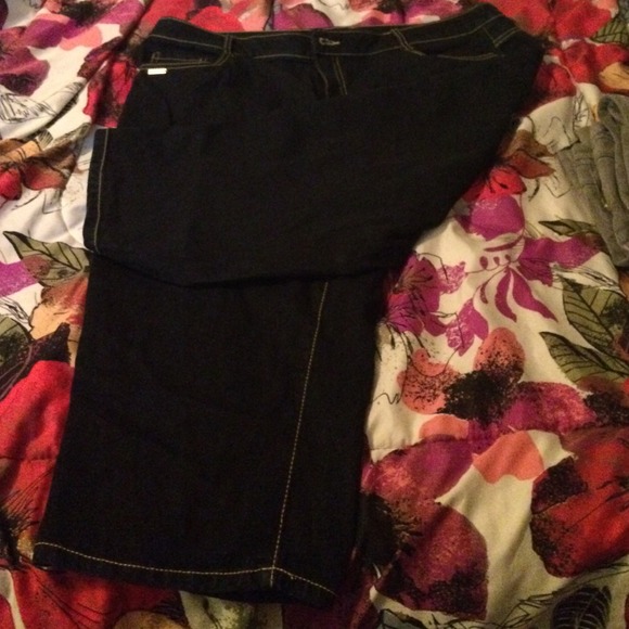 Capris pants past the knee, never worn