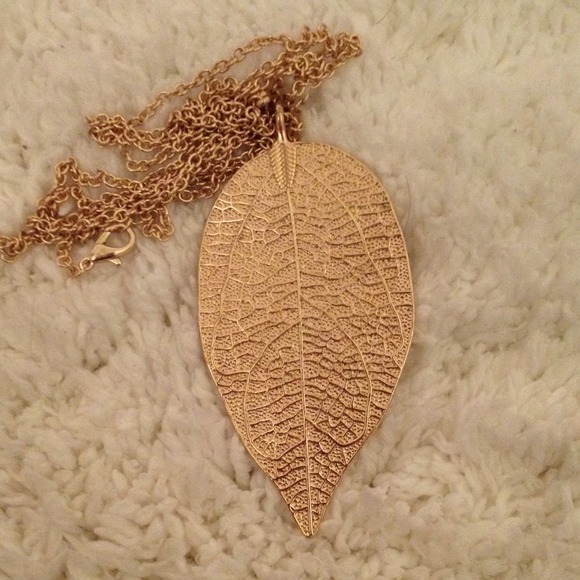 NWOT Gold Leaf Long Chain Necklace