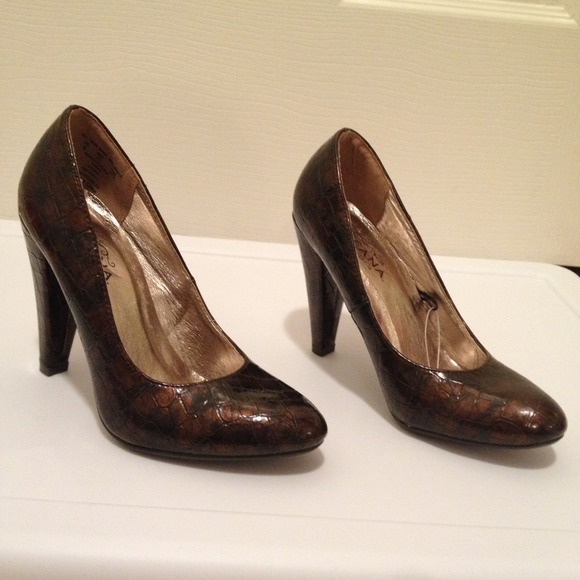 NWT Alligator Print Embossed Copper Brown Heels - Picture 3 of 5