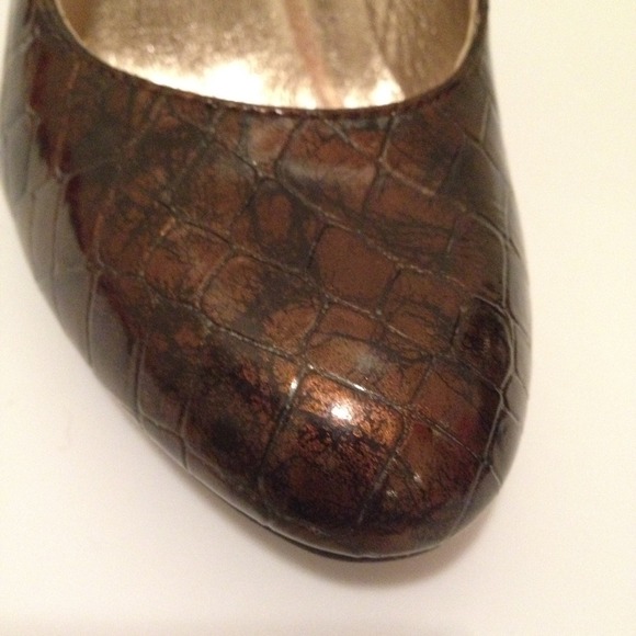 NWT Alligator Print Embossed Copper Brown Heels - Picture 4 of 5