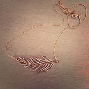 Suspended leaf necklace
