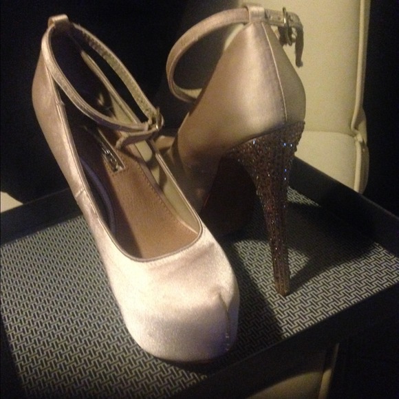 H by Halston Platform Pumps