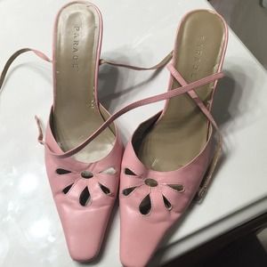 Cute shoe w/ankle straps.
