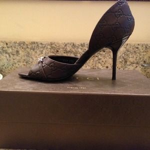 GUCCI : soft chocolate leather peep toe pumps