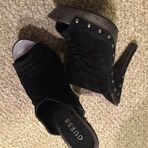 🌜ONE hr SALE🌛Guess sandal in suede black