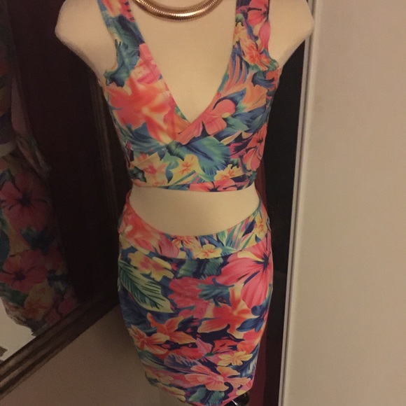 Flower two piece - Picture 4 of 4