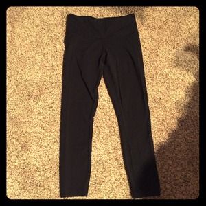 Black lululemon wunder under capris