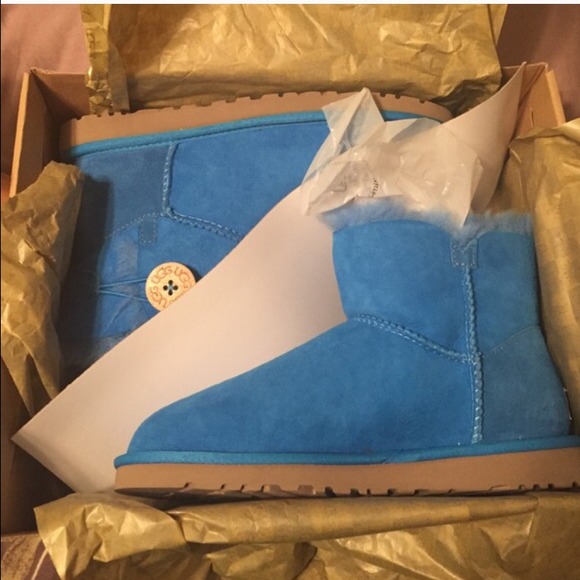 BRAND NEW NEVER WORN Uggs Authentic!!