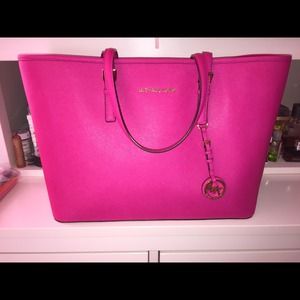 Michael Kors: Jet Set Travel Tote in Raspberry