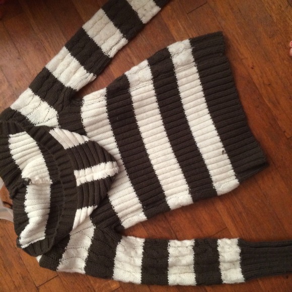 Hooded button down sweater - Picture 2 of 2