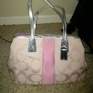 SOLD ON OTHER SITE Pink kisslock coach carryall!!!