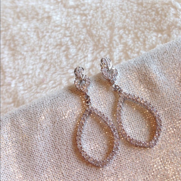 🎁 Sterling Silver Rhinestone Teardrop Earrings 🎁