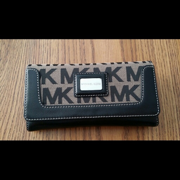 Michael Kors Signature Wallet