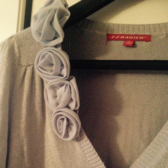 Grey sweater with flower appliqué - Picture 2 of 3