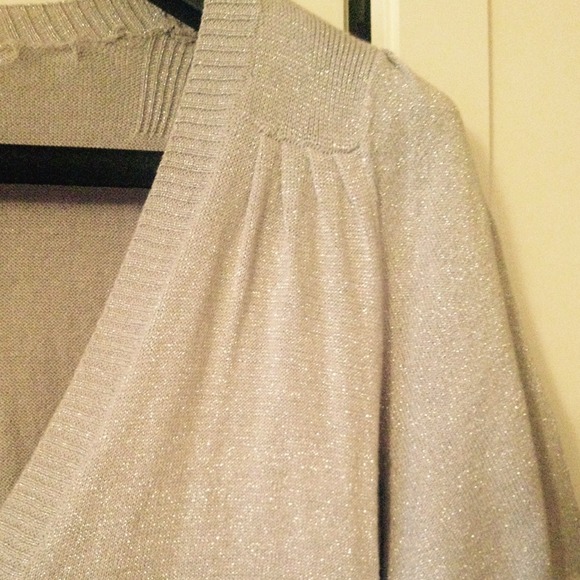 Grey sweater with flower appliqué - Picture 3 of 3