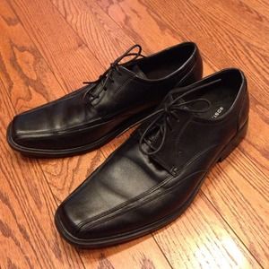 MENS size 9 1/2 black dress shoe